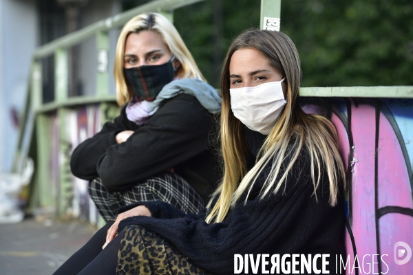 Les parisiens en sortie pendant le confinement Covid-19. The Covid-19 Coronavirus containment.