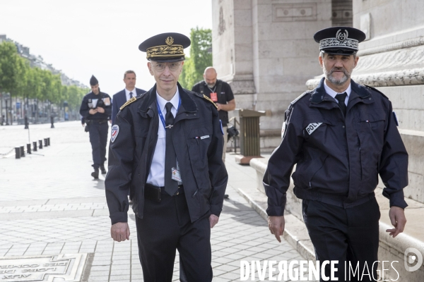 Emmanuel Macron et Edouard Philippe: commemoration du 8 mai 1945, ceremonie restreinte sous l arc de triomphe