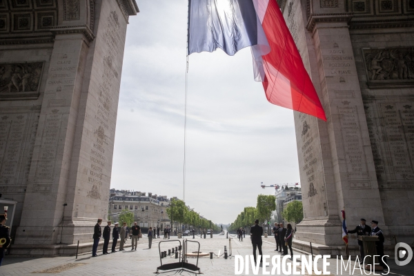 Emmanuel Macron et Edouard Philippe: commemoration du 8 mai 1945, ceremonie restreinte sous l arc de triomphe