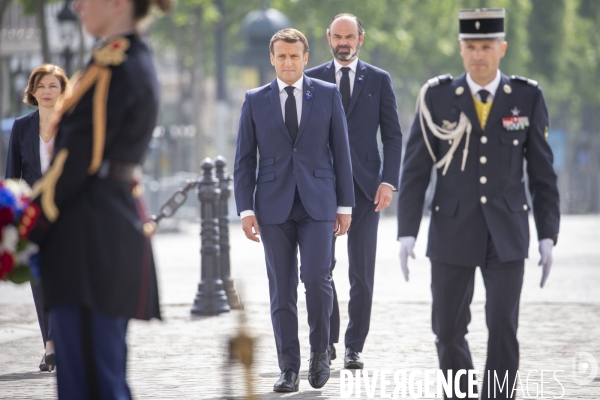 Emmanuel Macron et Edouard Philippe: commemoration du 8 mai 1945, ceremonie restreinte sous l arc de triomphe