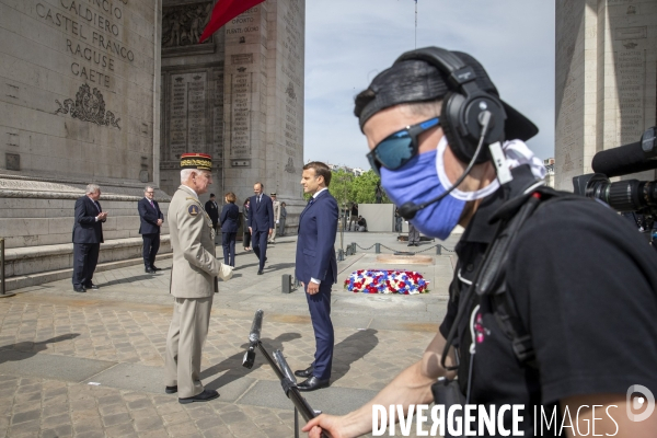 Emmanuel Macron et Edouard Philippe: commemoration du 8 mai 1945, ceremonie restreinte sous l arc de triomphe