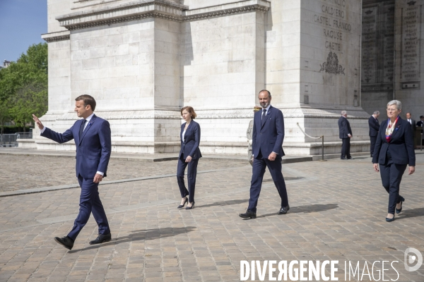 Emmanuel Macron et Edouard Philippe: commemoration du 8 mai 1945, ceremonie restreinte sous l arc de triomphe