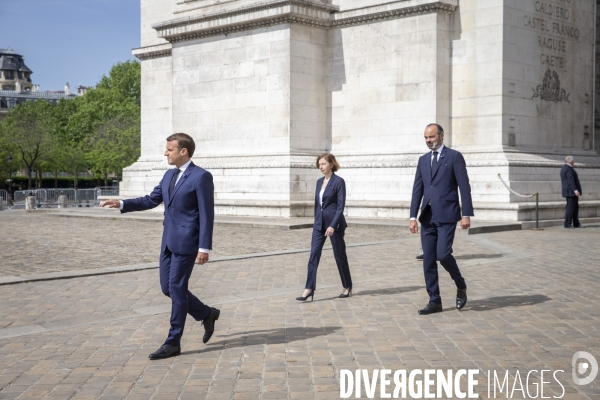 Emmanuel Macron et Edouard Philippe: commemoration du 8 mai 1945, ceremonie restreinte sous l arc de triomphe