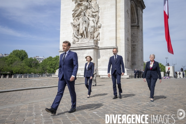 Emmanuel Macron et Edouard Philippe: commemoration du 8 mai 1945, ceremonie restreinte sous l arc de triomphe