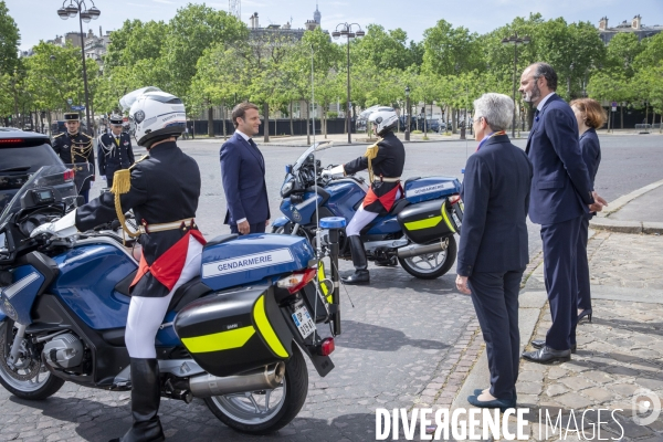 Emmanuel Macron et Edouard Philippe: commemoration du 8 mai 1945, ceremonie restreinte sous l arc de triomphe