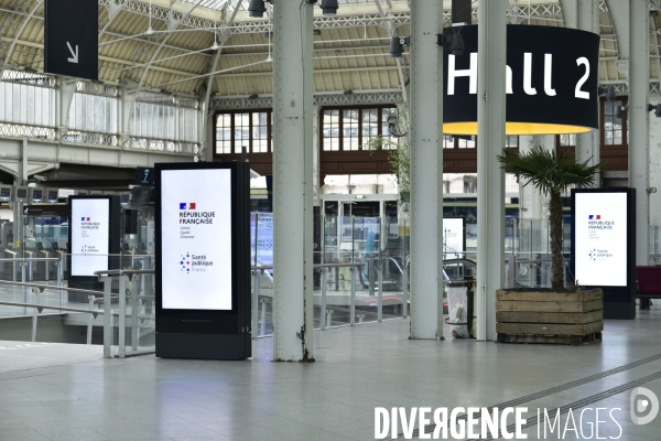 Covid-19. Voyageurs en attente d un train. travelers waiting at a railway station. The Covid-19 Coronavirus pandemic.