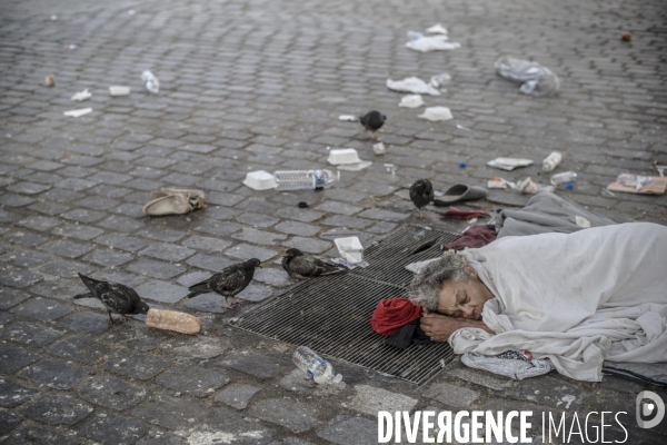 Sans abris dans les rues de paris.