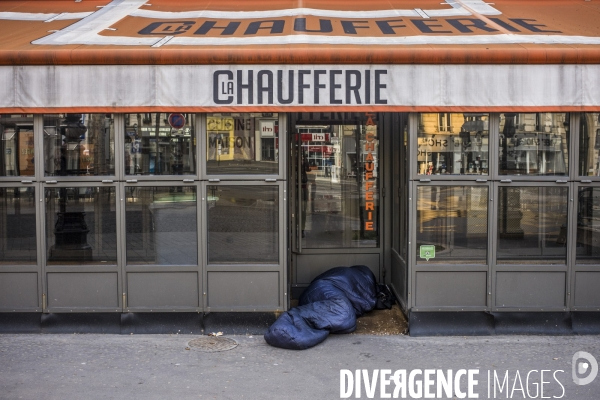 Sans abris dans les rues de paris.