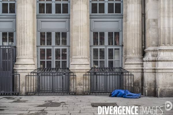 Sans abris dans les rues de paris.