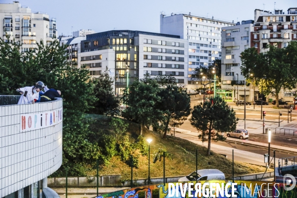 HOPITAL PUBLIC à l agonie. Affichage sauvage sur les murs de l hôpital Robert Debré et dans les rues.