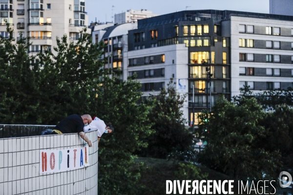 HOPITAL PUBLIC à l agonie. Affichage sauvage sur les murs de l hôpital Robert Debré et dans les rues.