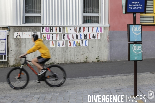 HOPITAL PUBLIC à l agonie. Affichage sauvage sur les murs de l hôpital Robert Debré et dans les rues.