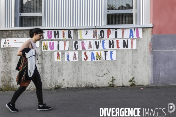 HOPITAL PUBLIC à l agonie. Affichage sauvage sur les murs de l hôpital Robert Debré et dans les rues.