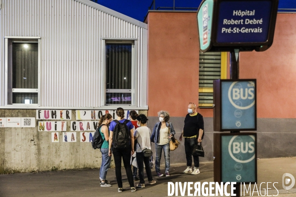 HOPITAL PUBLIC à l agonie. Affichage sauvage sur les murs de l hôpital Robert Debré et dans les rues.