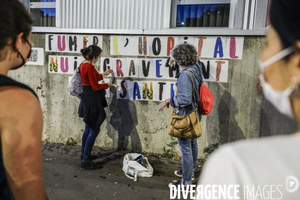 HOPITAL PUBLIC à l agonie. Affichage sauvage sur les murs de l hôpital Robert Debré et dans les rues.