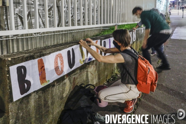 HOPITAL PUBLIC à l agonie. Affichage sauvage sur les murs de l hôpital Robert Debré et dans les rues.