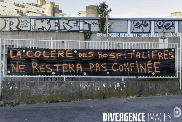 HOPITAL PUBLIC à l agonie. Affichage sauvage sur les murs de l hôpital Robert Debré et dans les rues.