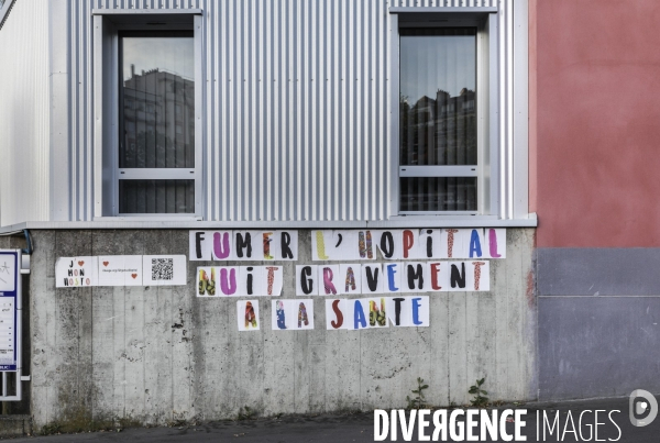 HOPITAL PUBLIC à l agonie. Affichage sauvage sur les murs de l hôpital Robert Debré et dans les rues.
