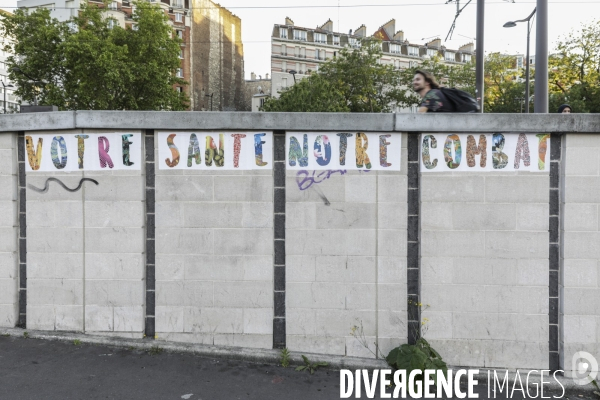 HOPITAL PUBLIC à l agonie. Affichage sauvage sur les murs de l hôpital Robert Debré et dans les rues.