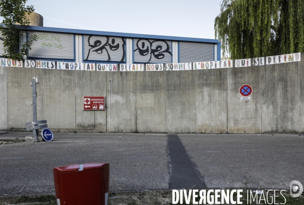 HOPITAL PUBLIC à l agonie. Affichage sauvage sur les murs de l hôpital Robert Debré et dans les rues.