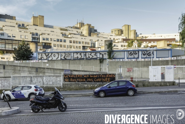 HOPITAL PUBLIC à l agonie. Affichage sauvage sur les murs de l hôpital Robert Debré et dans les rues.