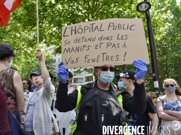 Les soignants manifestent pour sauver l hôpital public, devant l Hôpital Robert Debré.