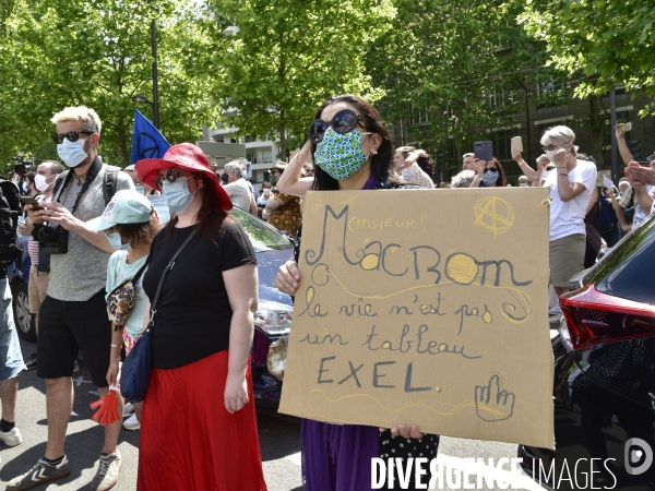 Les soignants manifestent pour sauver l hôpital public, devant l Hôpital Robert Debré.