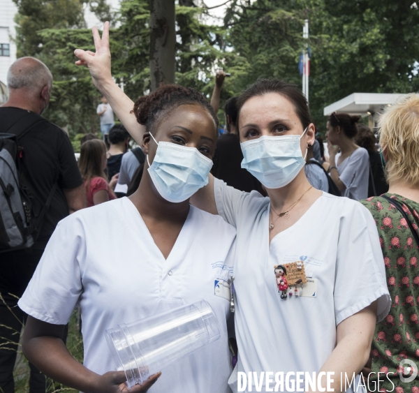 Les soignants manifestent pour sauver l hôpital public, devant l Hôpital Robert Debré.