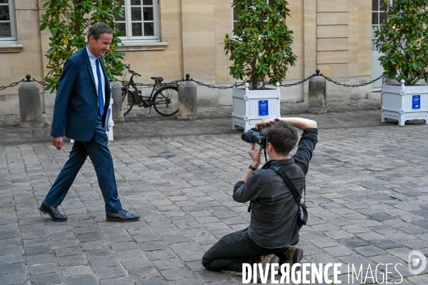 Dates des municipales. Les chefs de parti reçus à Matignon.