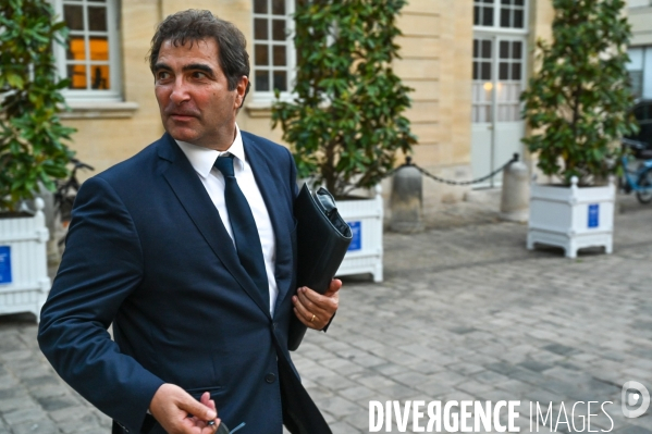Dates des municipales. Les chefs de parti reçus à Matignon.