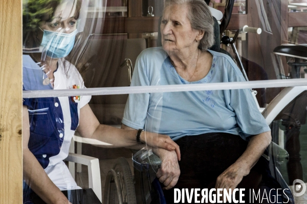 EHPAD/ Visites Plexi et Rencontres au Balcon - Quand l attachement devient transparent