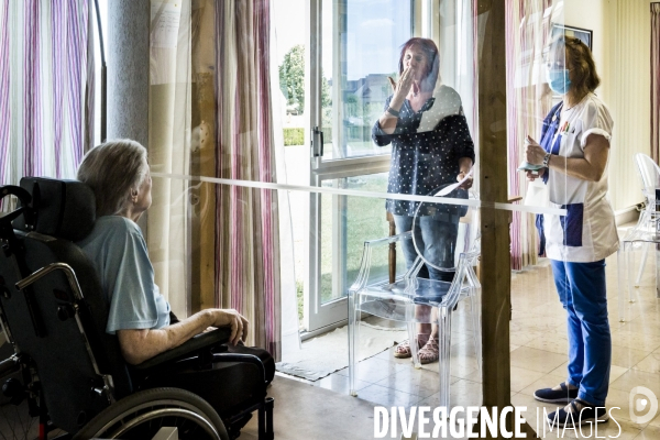 EHPAD/ Visites Plexi et Rencontres au Balcon - Quand l attachement devient transparent