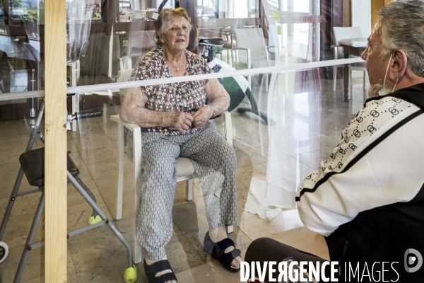 EHPAD/ Visites Plexi et Rencontres au Balcon - Quand l attachement devient transparent