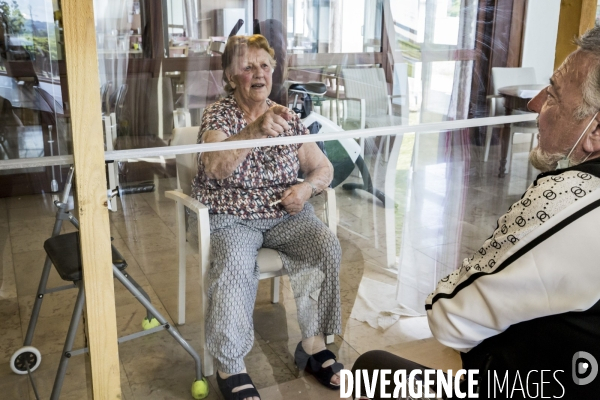 EHPAD/ Visites Plexi et Rencontres au Balcon - Quand l attachement devient transparent