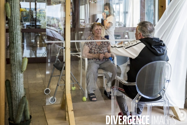 EHPAD/ Visites Plexi et Rencontres au Balcon - Quand l attachement devient transparent