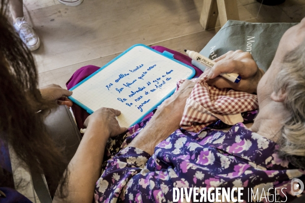 EHPAD/ Visites Plexi et Rencontres au Balcon - Quand l attachement devient transparent