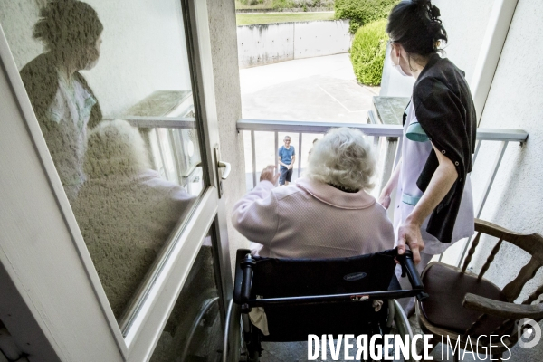 EHPAD/ Visites Plexi et Rencontres au Balcon - Quand l attachement devient transparent