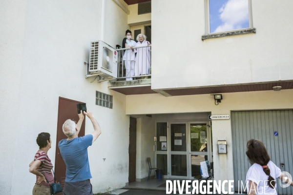 EHPAD/ Visites Plexi et Rencontres au Balcon - Quand l attachement devient transparent