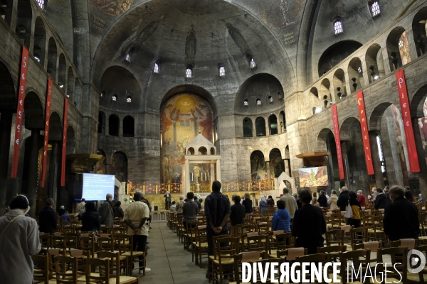 Première Messe Dominicale après Déconfinement Paris, First Sunday mass after deconfinement Paris,