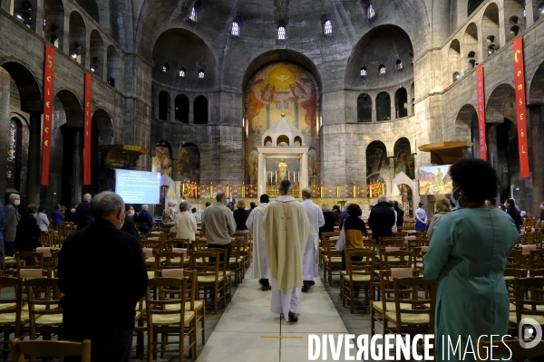 Première Messe Dominicale après Déconfinement Paris, First Sunday mass after deconfinement Paris,