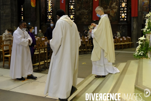 Première Messe Dominicale après Déconfinement Paris, First Sunday mass after deconfinement Paris,