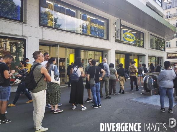 Affluence pour le premier jour de reouverture du magasin ikea madeleine