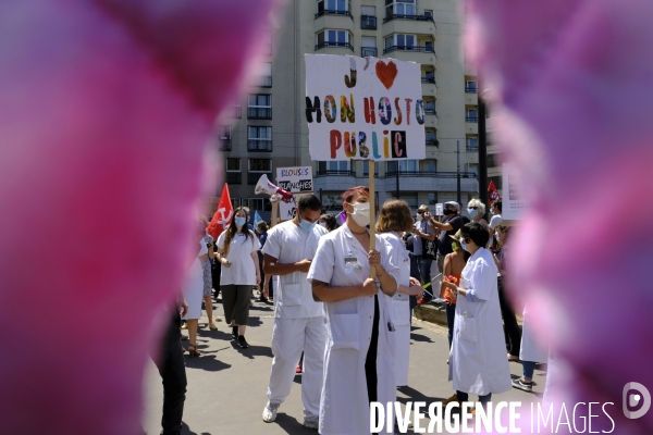 Manifestation des soignants devant l hôpital Robert Debré. French health workers demonstration in Paris.