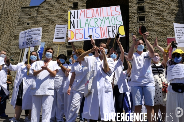 Manifestation des soignants devant l hôpital Robert Debré. French health workers demonstration in Paris.