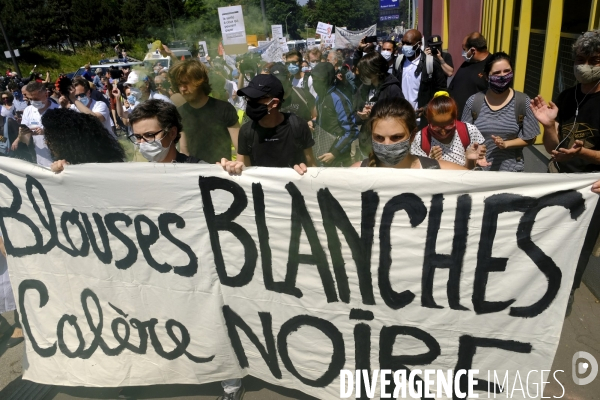 Manifestation des soignants devant l hôpital Robert Debré. French health workers demonstration in Paris.