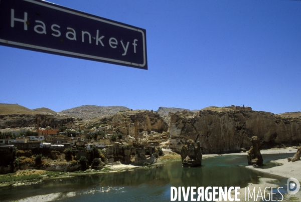 L Histoire disparaît, Hasankeyf, une ancienne ville de 12 000 ans en Turquie. History disappears, Hasankeyf, a 12,000 years old ancient town in Turkey.