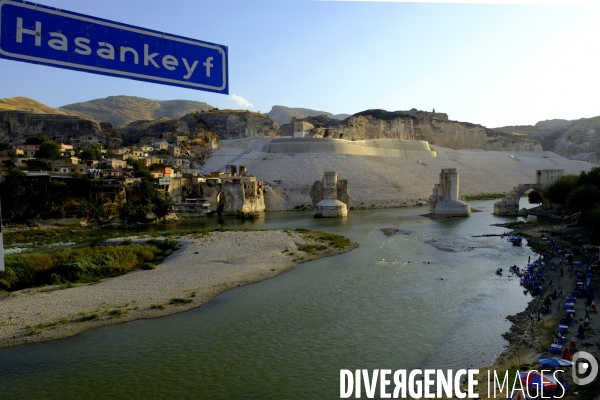 L Histoire disparaît, Hasankeyf, une ancienne ville de 12 000 ans en Turquie. History disappears,ÊHasankeyf, a 12,000 years old ancient town in Turkey.