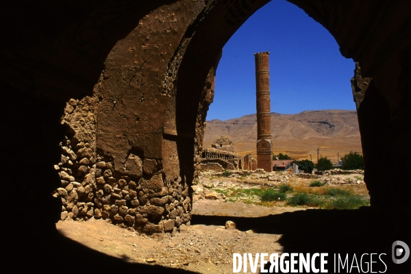 L Histoire disparaît, Hasankeyf, une ancienne ville de 12 000 ans en Turquie. History disappears,ÊHasankeyf, a 12,000 years old ancient town in Turkey.