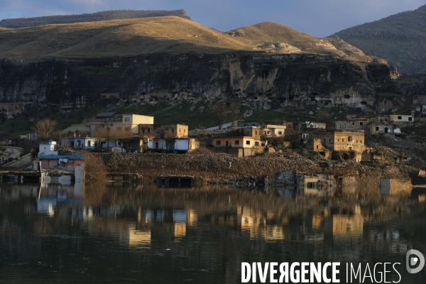 L Histoire disparaît, Hasankeyf, une ancienne ville de 12 000 ans en Turquie. History disappears,ÊHasankeyf, a 12,000 years old ancient town in Turkey.