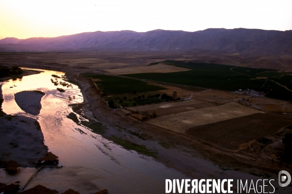 L Histoire disparaît, Hasankeyf, une ancienne ville de 12 000 ans en Turquie. History disappears,ÊHasankeyf, a 12,000 years old ancient town in Turkey.